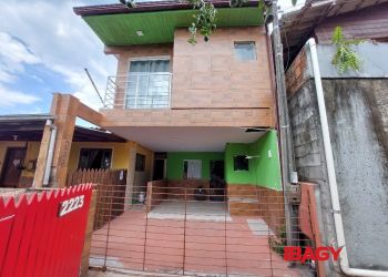 Casa no Bairro Campeche em Florianópolis com 2 Dormitórios (1 suíte) e 60 m² - 123098