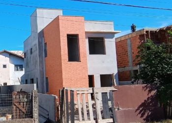 Casa no Bairro Campeche em Florianópolis com 3 Dormitórios (1 suíte) - 470135