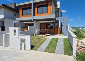 Casa no Bairro Campeche em Florianópolis com 3 Dormitórios (1 suíte) - 497073