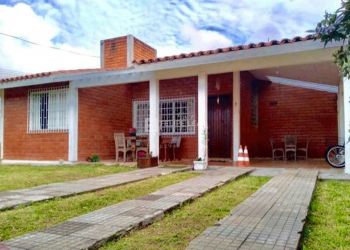Casa no Bairro Canasvieiras em Florianópolis com 5 Dormitórios (1 suíte) e 385 m² - 19936
