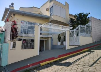 Casa no Bairro Capoeiras em Florianópolis com 3 Dormitórios (3 suítes) - C225