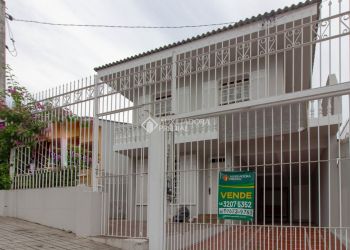 Casa no Bairro Centro em Florianópolis com 4 Dormitórios (1 suíte) - 370618
