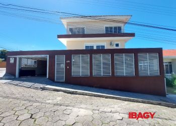 Casa no Bairro Coqueiros em Florianópolis com 4 Dormitórios (1 suíte) e 520 m² - 117945