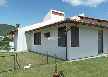 Casa no Bairro Córrego Grande em Florianópolis com 4 Dormitórios (2 suítes) - 402832