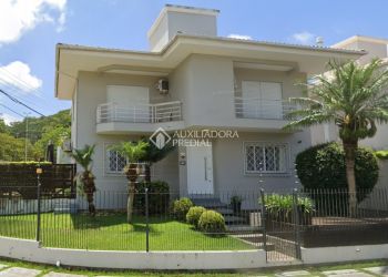 Casa no Bairro Córrego Grande em Florianópolis com 3 Dormitórios (3 suítes) - 462859