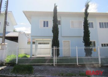 Casa no Bairro Córrego Grande em Florianópolis com 3 Dormitórios (1 suíte) e 120 m² - 83667