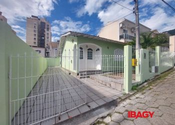 Casa no Bairro Costeira do Pirajubaé em Florianópolis com 3 Dormitórios (1 suíte) e 160 m² - 77677