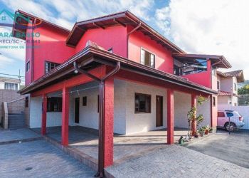 Casa no Bairro Ingleses em Florianópolis com 6 Dormitórios (2 suítes) e 248 m² - CA0952