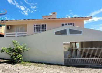 Casa no Bairro Ingleses em Florianópolis com 4 Dormitórios (1 suíte) e 225 m² - CA1050