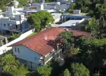 Casa no Bairro Itacorubí em Florianópolis com 5 Dormitórios (2 suítes) - 401170