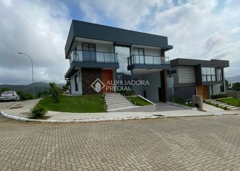 Casa no Bairro Itacorubí em Florianópolis com 3 Dormitórios (2 suítes) - 463513