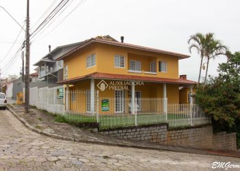 Casa no Bairro Jardim Atlântico em Florianópolis com 4 Dormitórios (2 suítes) - 444793