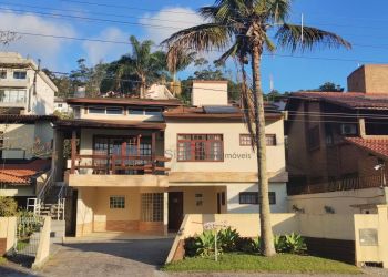 Casa no Bairro João Paulo em Florianópolis com 5 Dormitórios (2 suítes) e 282 m² - CA0030