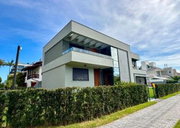 Casa no Bairro Jurerê Internacional em Florianópolis com 4 Dormitórios (2 suítes) e 300 m² - CA0300
