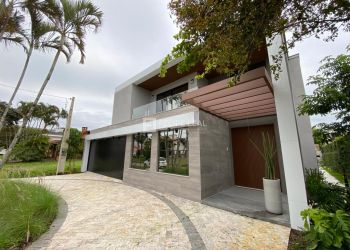 Casa no Bairro Jurerê Internacional em Florianópolis com 5 Dormitórios (5 suítes) e 500 m² - 20387