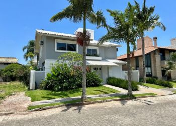 Casa no Bairro Jurerê Internacional em Florianópolis com 5 Dormitórios (5 suítes) e 247 m² - CA0283