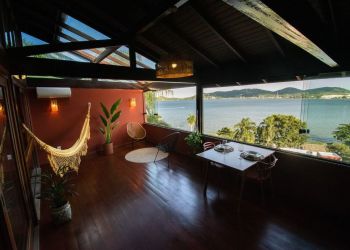 Casa no Bairro Lagoa da Conceição em Florianópolis com 3 Dormitórios (3 suítes) e 221 m² - CA0272