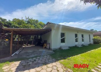 Casa no Bairro Lagoa da Conceição em Florianópolis com 3 Dormitórios (1 suíte) e 90 m² - 120993