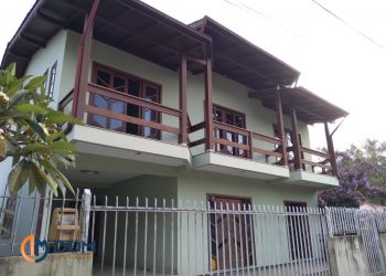 Casa no Bairro Ponta das Canas em Florianópolis com 3 Dormitórios (1 suíte) e 175 m² - 953
