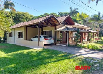 Casa no Bairro Ratones em Florianópolis com 3 Dormitórios (1 suíte) e 119.97 m² - 123765