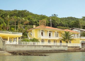 Casa no Bairro Ribeirão da Ilha em Florianópolis com 5 Dormitórios (2 suítes) - RMX440