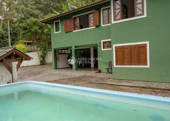 Casa no Bairro Rio Tavares em Florianópolis com 4 Dormitórios (4 suítes) - 417419