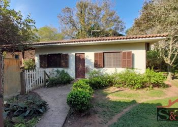 Casa no Bairro Rio Vermelho em Florianópolis com 4 Dormitórios (1 suíte) e 218 m² - CA0104