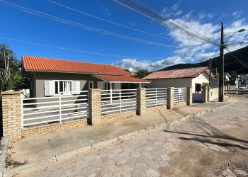 Casa no Bairro Rio Vermelho em Florianópolis com 3 Dormitórios (1 suíte) e 154 m² - 830