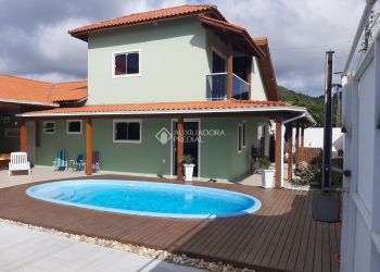 Casa no Bairro Rio Vermelho em Florianópolis com 3 Dormitórios (1 suíte) - 462819
