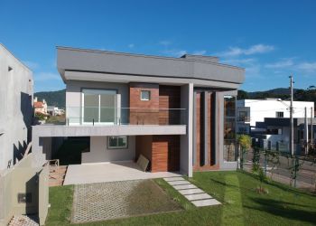 Casa no Bairro Rio Vermelho em Florianópolis com 3 Dormitórios (3 suítes) - 463716