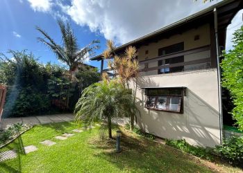 Casa no Bairro Rio Vermelho em Florianópolis com 3 Dormitórios (1 suíte) - 467216