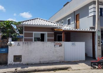 Casa no Bairro Rio Vermelho em Florianópolis com 3 Dormitórios (1 suíte) e 90 m² - CA0088