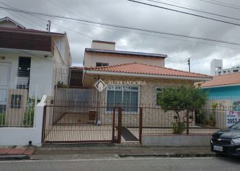 Casa no Bairro Saco dos Limões em Florianópolis com 4 Dormitórios (1 suíte) - 438365