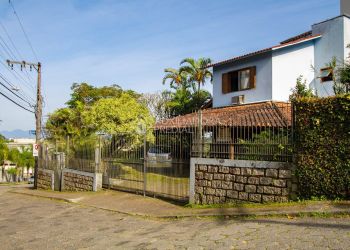 Casa no Bairro Saco Grande I em Florianópolis com 3 Dormitórios (1 suíte) - 375099