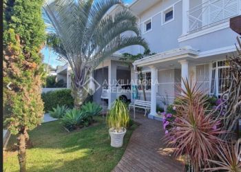 Casa no Bairro Santa Mônica em Florianópolis com 4 Dormitórios (3 suítes) - 375055