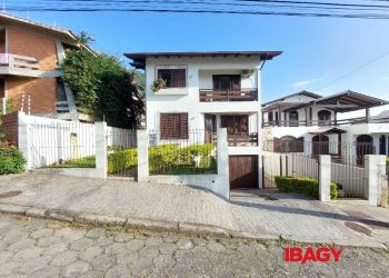 Casa no Bairro Trindade em Florianópolis com 4 Dormitórios (1 suíte) e 232 m² - 116446