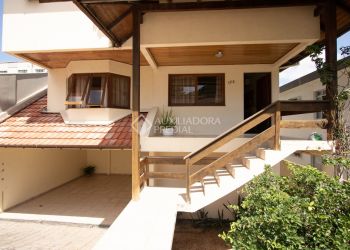 Casa no Bairro Trindade em Florianópolis com 4 Dormitórios (2 suítes) - 363555