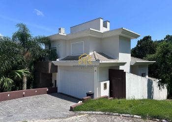 Casa no Bairro Trindade em Florianópolis com 4 Dormitórios (3 suítes) - C267