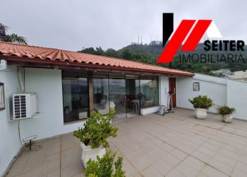 Casa no Bairro Trindade em Florianópolis com 6 Dormitórios (1 suíte) e 360.48 m² - CA00200V