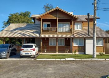 Casa no Bairro Vargem Grande em Florianópolis com 3 Dormitórios (2 suítes) - C227