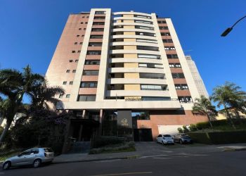 Apartamento no Bairro Atiradores em Joinville com 3 Dormitórios (3 suítes) e 153 m² - SA005