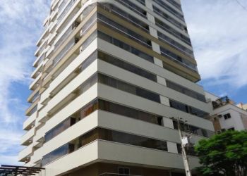Apartamento no Bairro Atiradores em Joinville com 3 Dormitórios (3 suítes) e 301 m² - SA202