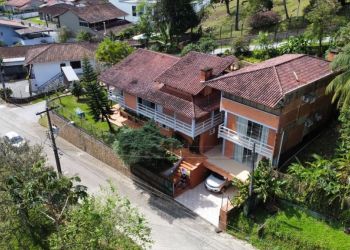 Casa no Bairro América em Joinville com 6 Dormitórios (1 suíte) - KR265