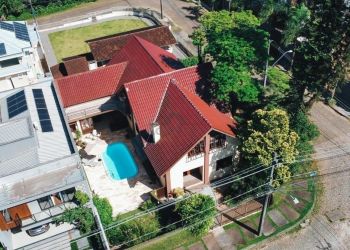 Casa no Bairro América em Joinville com 4 Dormitórios (1 suíte) - LG9277