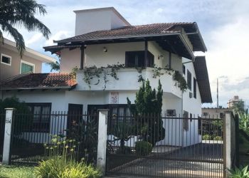 Casa no Bairro Anita Garibaldi em Joinville com 4 Dormitórios (1 suíte) - LG7197