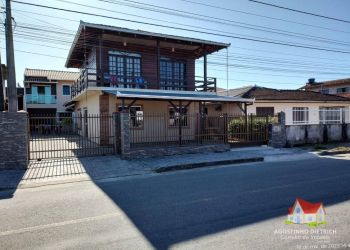 Casa no Bairro Aventureiro em Joinville com 7 Dormitórios (1 suíte) e 310 m² - SO0288