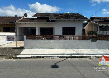 Casa no Bairro Aventureiro em Joinville com 3 Dormitórios (1 suíte) e 176 m² - CA0378
