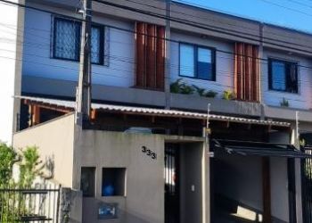 Casa no Bairro Bom Retiro em Joinville com 3 Dormitórios (1 suíte) e 129 m² - KR299