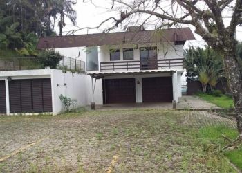 Casa no Bairro Bom Retiro em Joinville com 4 Dormitórios (2 suítes) - KR333