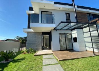 Casa no Bairro Bom Retiro em Joinville com 3 Dormitórios (2 suítes) - KR295